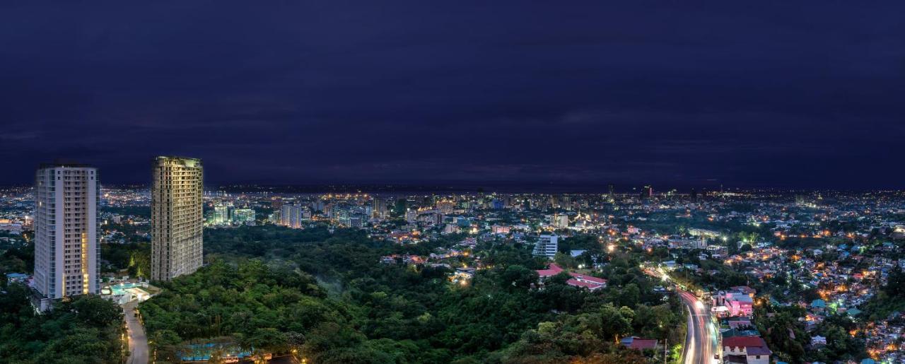 Hotel Marco Polo Plaza Cebú Exterior foto View of the city at night