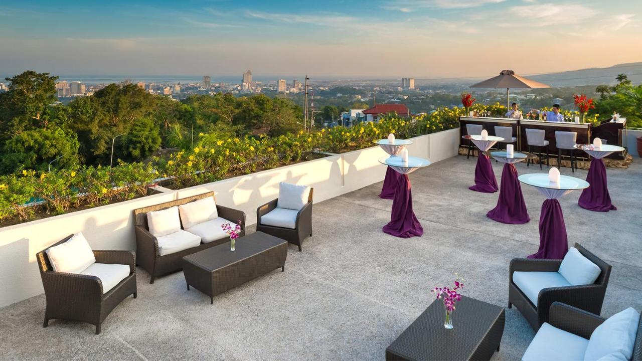 Hotel Marco Polo Plaza Cebú Exterior foto The rooftop bar at the hotel