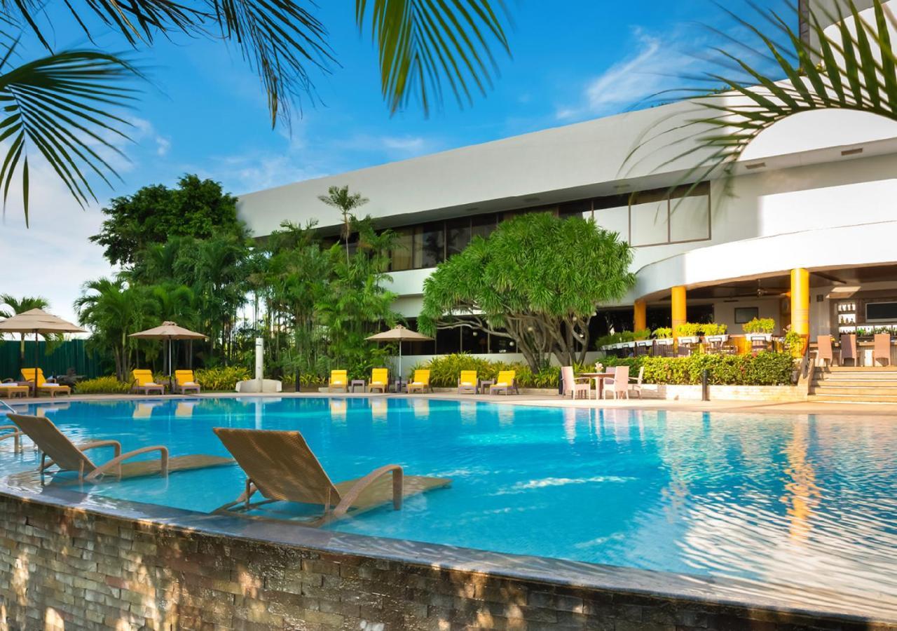 Hotel Marco Polo Plaza Cebú Exterior foto The pool at the hotel