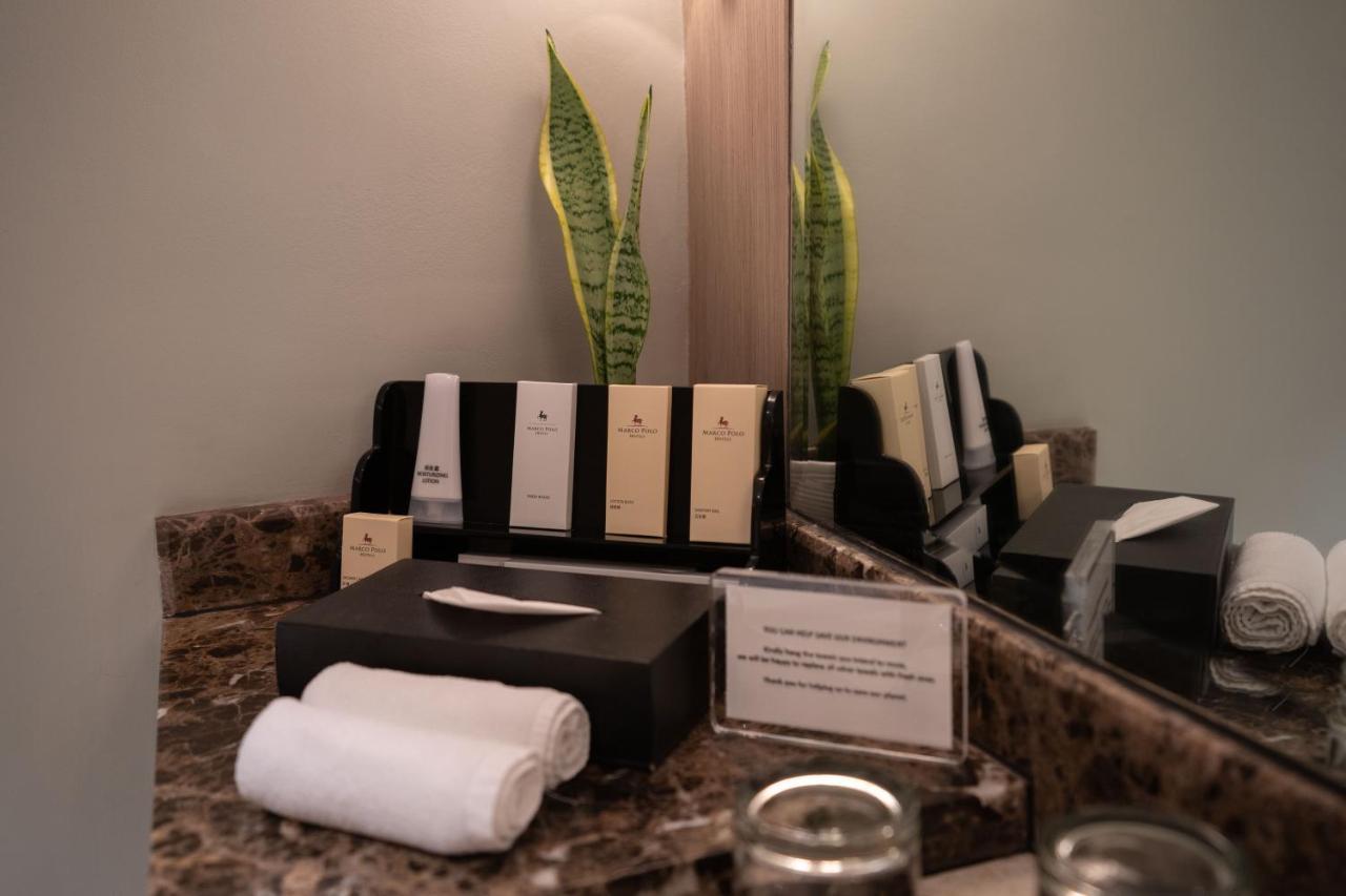 Hotel Marco Polo Plaza Cebú Exterior foto Amenities in a hotel bathroom